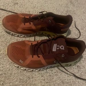 Men’s On Cloud running shoes. Size 7